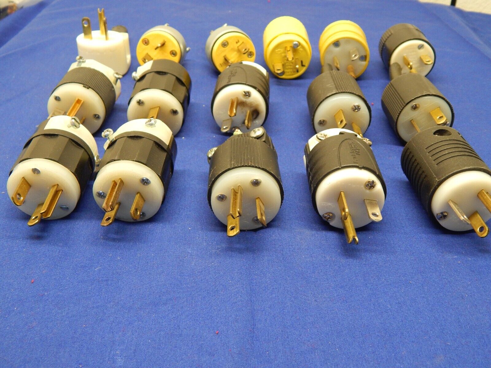 NEMA 5-20, HBL5366C Insulgrip Plug 2 Pole 3 Wire 20A 125V , Lot of 16 NEMA 5-20, HBL5366C Insulgrip Plug 2 Pole 3 Wire 20A 125V , Lot of 16